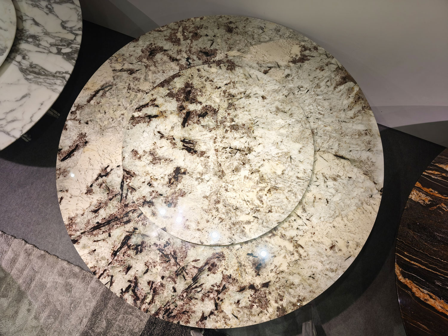 A Pandora quartzite dining table with COPALCLEAR® coating.