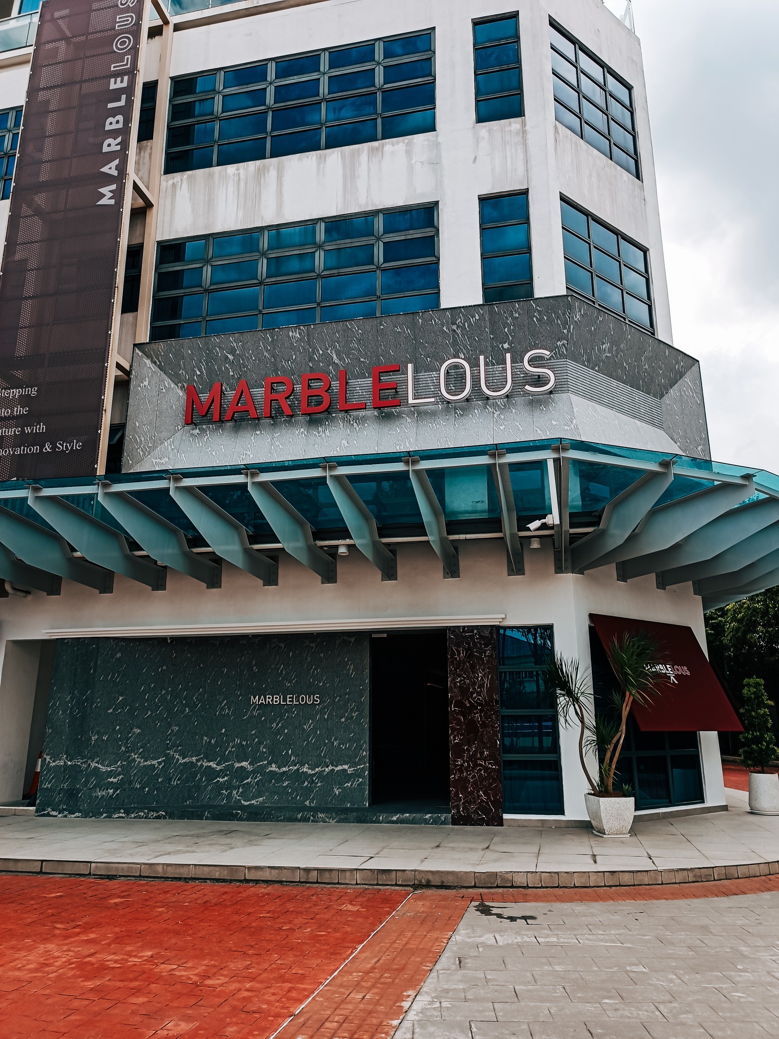 Marblelous customise Marble Dining Tables - Dramatic -choose a shape that fits your space and your personality -oval, round, rectangle, boat shape